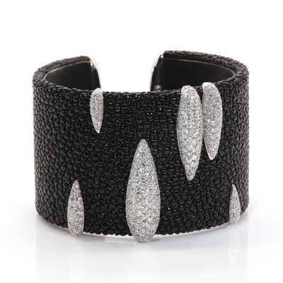 Lot 210 - An 18ct white gold diamond set shagreen cuff style torque bangle, by de GRISOGONO