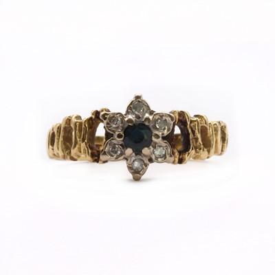 Lot 121 - A gold sapphire and diamond daisy cluster ring