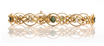 Lot 101 - An Edwardian green tourmaline and split pearl gold bracelet