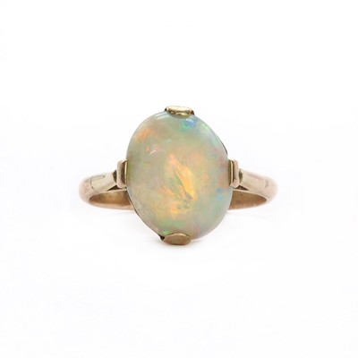 Lot 33 - A gold single stone opal ring