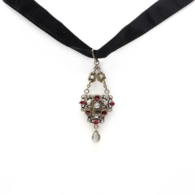 Lot 20 - An Austro Hungarian silver gilt, foiled garnet and blister pearl pendant