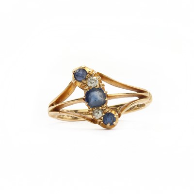 Lot 26 - An Edwardian 18ct gold sapphire and diamond ring