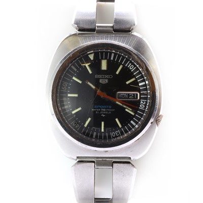 Lot 311 - A gentlemen's stainless steel Seiko sports automatic bracelet watch