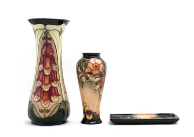 Lot 95 - A Moorcroft 'Foxglove' vase