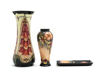 Lot 95 - A Moorcroft 'Foxglove' vase