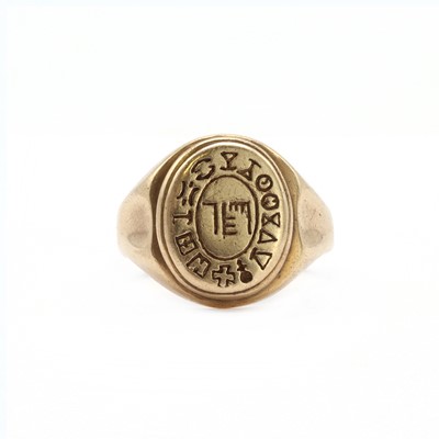 Lot 269 - A gold oval signet ring