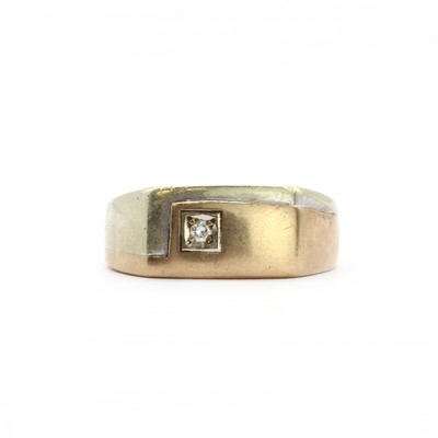 Lot 268 - A 9ct two colour gold diamond ring