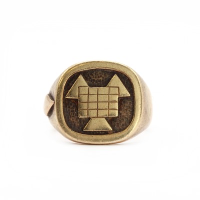 Lot 267 - A 9ct gold signet ring