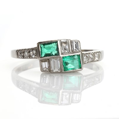 Lot 138 - An Art Deco emerald and diamond crossover style ring