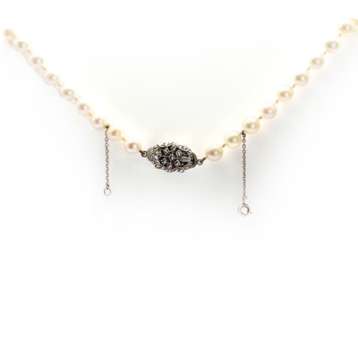 Lot 160 - A single row cultured pearl necklace