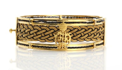 Lot 172 - An Ethiopian high carat gold elephant hair hinged bangle