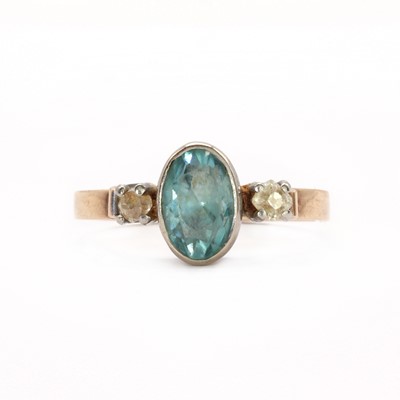 Lot 116 - A gold three stone blue zircon and diamond ring