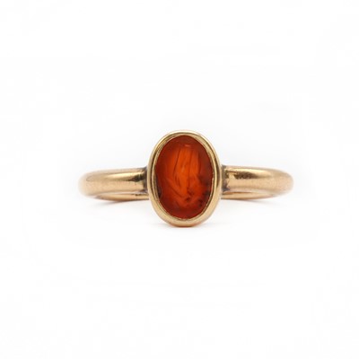 Lot 90 - A gold and hardstone intaglio ring