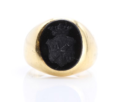 Lot 489 - A gentlemen's gold and onyx set oval signet ring