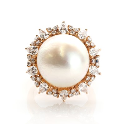 Lot 236 - A mabé pearl and diamond ring