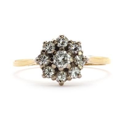 Lot 43 - An 18ct gold diamond daisy cluster ring