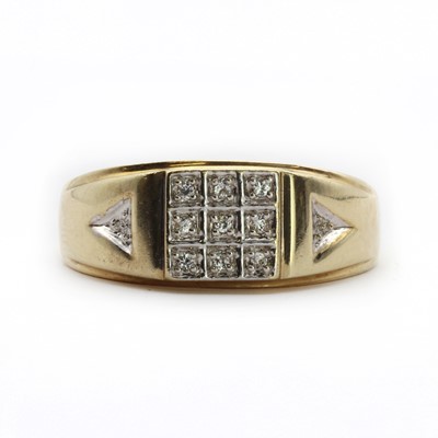 Lot 40 - A 9ct gold diamond ring