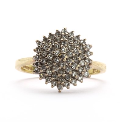 Lot 88 - An 18ct gold diamond cluster ring