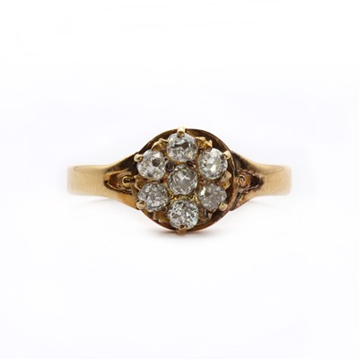 Lot 91 - An 18ct gold diamond daisy cluster ring