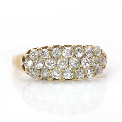 Lot 72 - A three row diamond ring