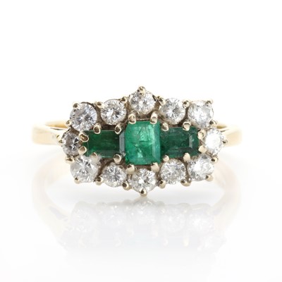 Lot 249 - An emerald and diamond cluster ring