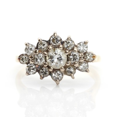 Lot 332 - A diamond cluster ring