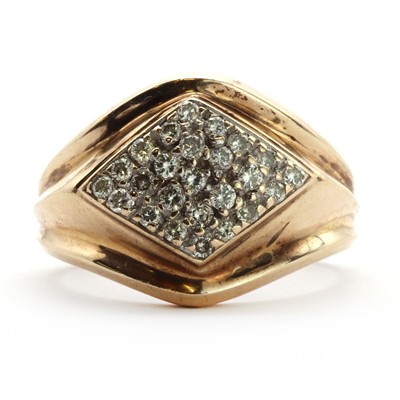 Lot 63 - A 9ct gold diamond ring