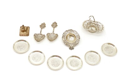 Lot 86 - A group of novelty silver items