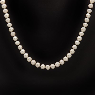 Lot 161 - A single row uniform cultured freshwater pearl necklace