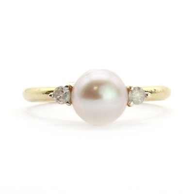 Lot 142 - A gold cultured pearl and diamond ring