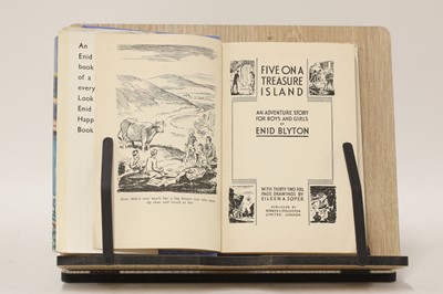 Lot 278 - Enid BLYTON: Five on A Treasure Island.