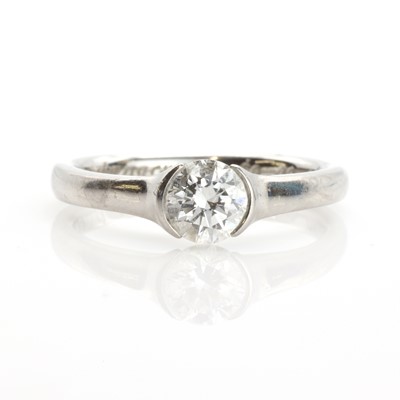 Lot 118 - A single stone diamond and platinum ring