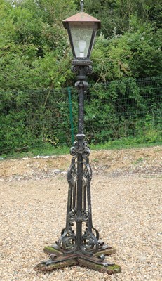 Lot 446 - A Victorian cast iron street lamp