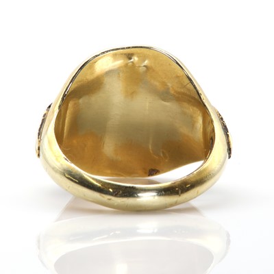 Lot 204 - A gold mounted shell cameo ring