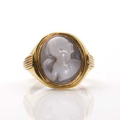 Lot 204 - A gold mounted shell cameo ring