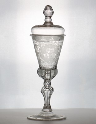 Lot 198 - An engraved glass 'Friendship' cup and cover