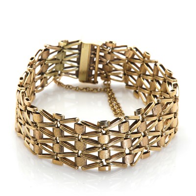 Lot 362 - A 9ct gold bracelet