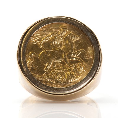 Lot 370 - A gold sovereign ring