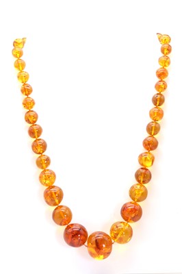 Lot 124 - A graduated clarified amber bead necklace
