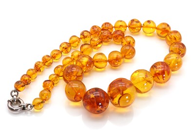 Lot 124 - A graduated clarified amber bead necklace