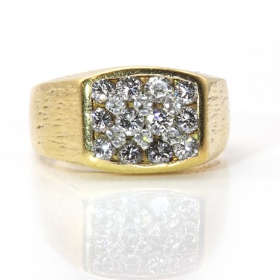 Lot 384 - A gentleman's 18ct gold diamond ring