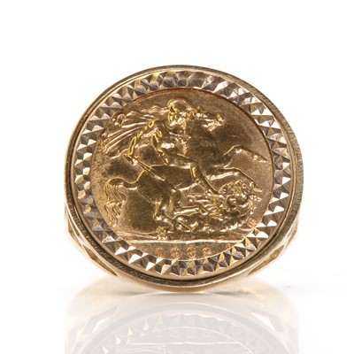 Lot 371 - A 1982 half sovereign ring