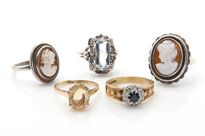 Lot 285 - A small group of gold and silver rings