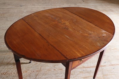 Lot 31 - ☘ A George III mahogany Pembroke table
