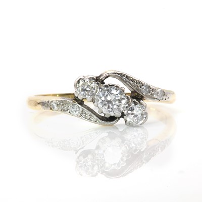 Lot 75 - A crossover design three stone diamond ring