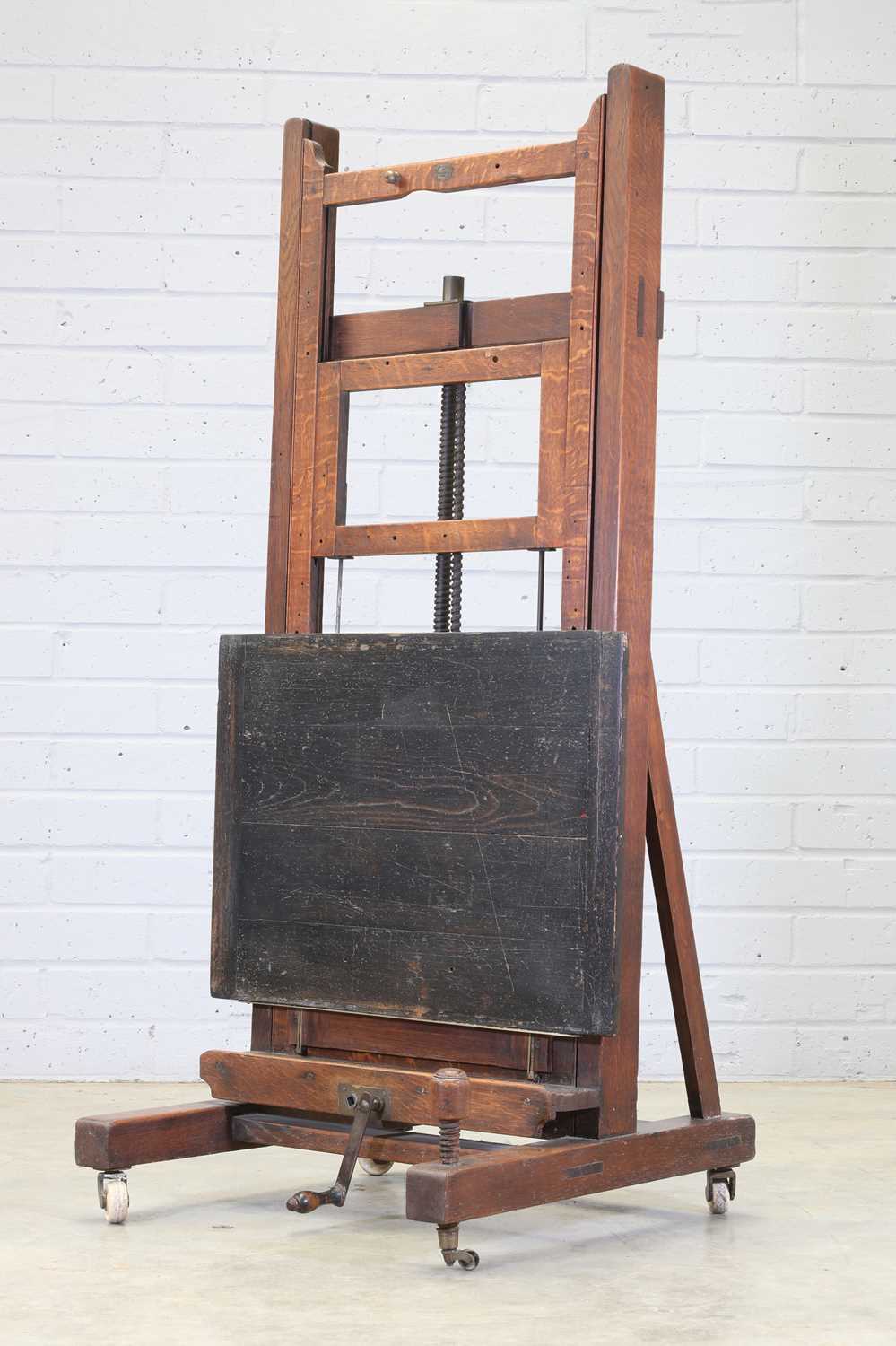 Lot 116 - An oak studio easel