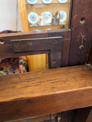 Lot 116 - An oak studio easel