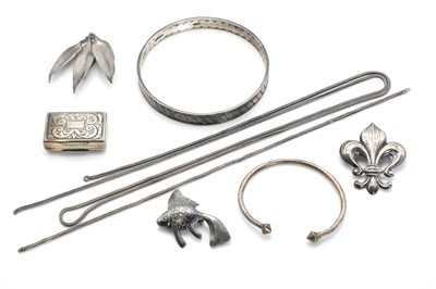 Lot 318 - A small collection of silver jewellery