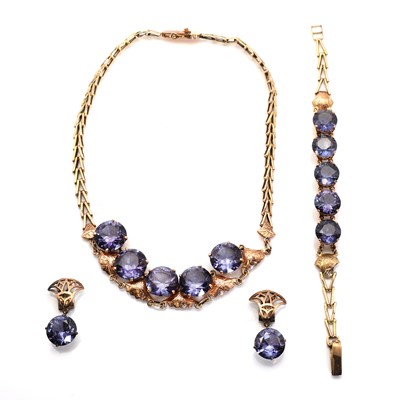 Lot 57 - A gold and synthetic colour change sapphire jewellery suite