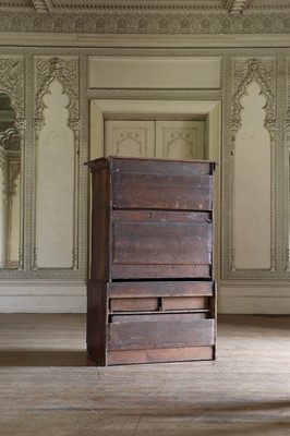 Lot 141 - ☘ A walnut chest on chest